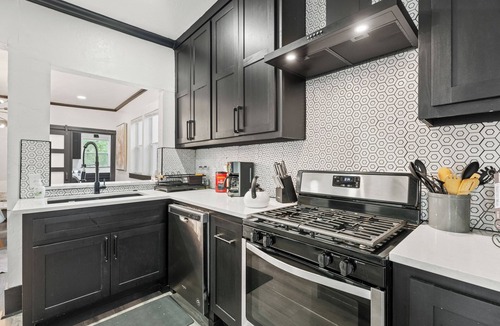 Central Oklahoma City House | 6BR | 5 mins OCU | Sleeps 16, full kitchen, Wi-Fi