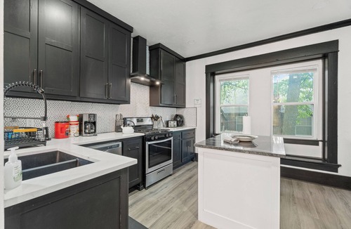 Central Oklahoma City House | 6BR | 5 mins OCU | Sleeps 16, full kitchen, Wi-Fi