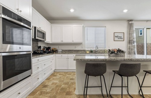 Ontario House | 6BR 8Beds 3Kings 3TVs Arcade Tesla Charger Near Airport SilverLakes Groups