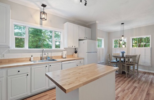 Faber House | 6BR Arcade & Pool Table Hot Tub Wine Country