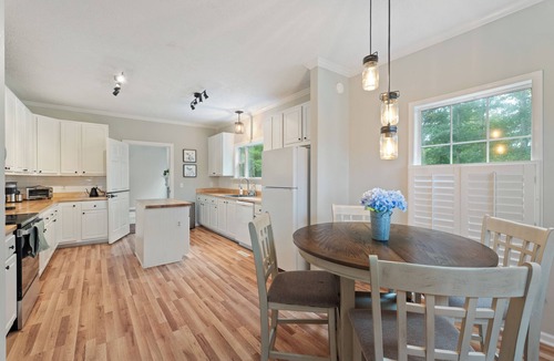 Faber House | 6BR Arcade & Pool Table Hot Tub Wine Country