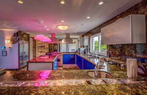 Queens House | 6BR Bayside Home w/Pool + Pool Table