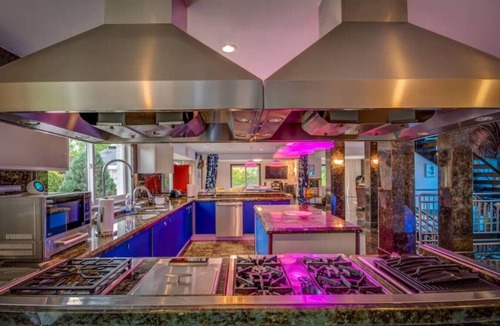 Queens House | 6BR Bayside Home w/Pool + Pool Table