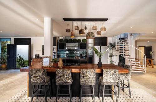 Berawa Villa | 6BR Canggu: Chef, Lap Pool, BBQ,Near Beach & Finns
