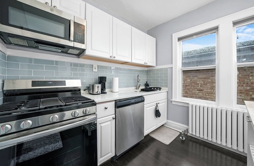 Jefferson Park House | 6BR Chicago Gem: Prime, Safe, Family-Friendly Hub