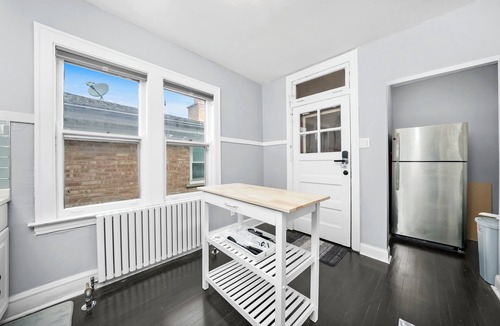 Jefferson Park House | 6BR Chicago Gem: Prime, Safe, Family-Friendly Hub