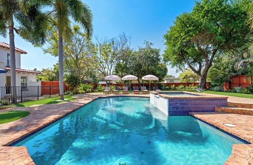 West Palm Beach Villa | 6BR Estate+Heated Pool+Spa+Golf+Courtyard+GameRoom