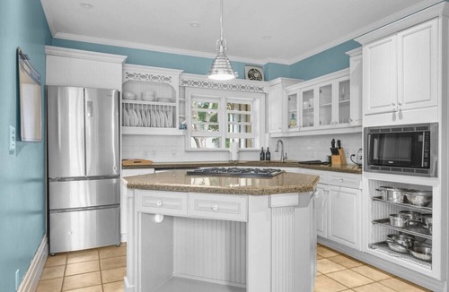 Cobourg House | 6BR | Heated Pool & BBQ | Mins to Beach, Downtown