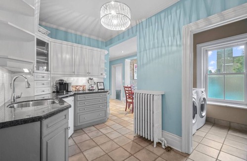 Cobourg House | 6BR | Heated Pool & BBQ | Mins to Beach, Downtown