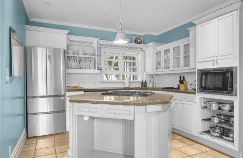 Cobourg House | 6BR house with Heated Pool and BBQ. Mins to Beach and Downtown