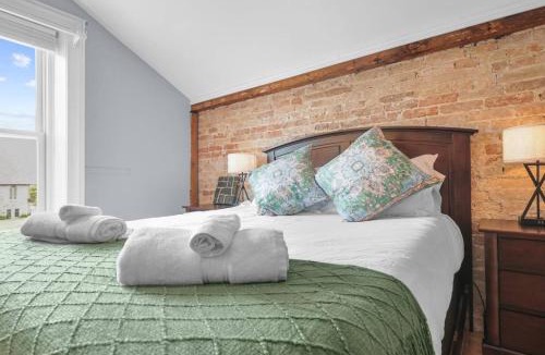 Cobourg House | 6BR house with Heated Pool and BBQ. Mins to Beach and Downtown