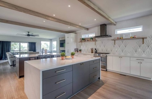 Eatonton House | 6BR Lakefront | Private Dock & Bonfire | Sleeps 12