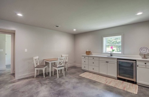 Eatonton House | 6BR Lakefront | Private Dock & Bonfire | Sleeps 12