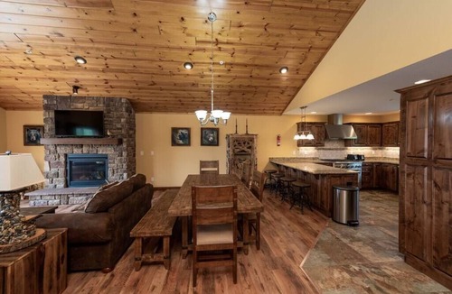 Waterfront Greens House | 6BR Luxury Lakeside Escape w/Indoor Pool/Dock*