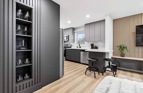 St. Catharines House | 6BR Modern Oasis | Near Niagara Falls & Wineries