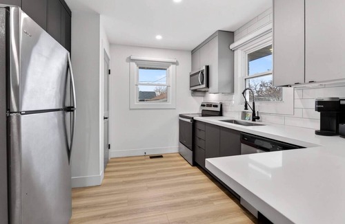 St. Catharines House | 6BR Modern Oasis | Near Niagara Falls & Wineries