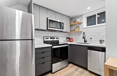 St. Catharines House | 6BR Modern Oasis | Near Niagara Falls & Wineries