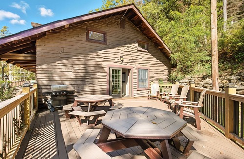 Seven Springs Ski Chalet | 6BR Mountain Chalet with Private Deck | Sleeps 18