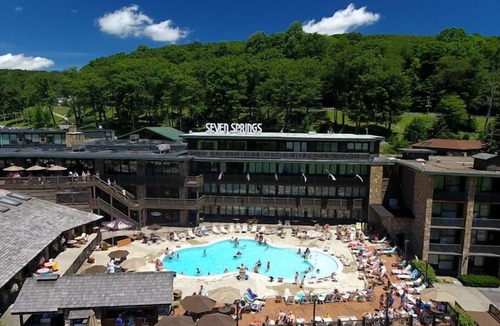 Seven Springs Ski Chalet | 6BR Mountain Chalet with Private Deck | Sleeps 18