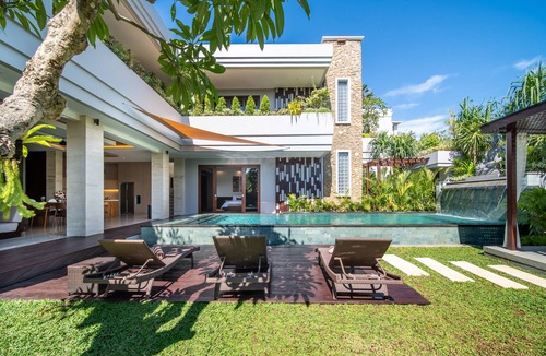 Taman Griya Villa | 6BR Private Pool Villa in Jimbaran | 10 Min to Beach & Airport | Sleeps 12