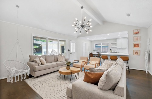 Jersey Village House | 6BR Resort-style Retreat W/Jacuzzi & Gaming