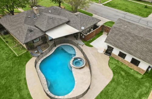 Denton House | 6BR Retreat w Pool Spa + Guest House