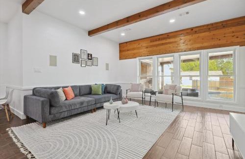 Denton House | 6BR Retreat w Pool Spa + Guest House