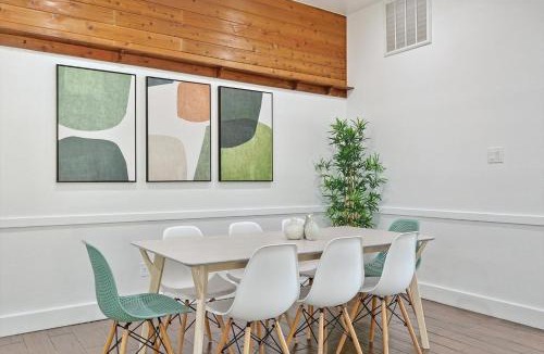 Denton House | 6BR Retreat w Pool Spa + Guest House