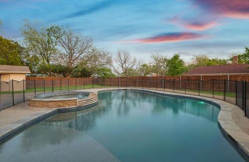 Denton House | 6BR Retreat w Pool Spa + Guest House