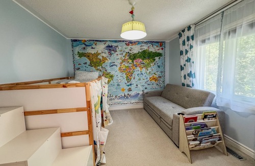 Sarnia House | 6BR Sleeps 12 Stocked Kitchen 10-Min Stroll to Lake Huron