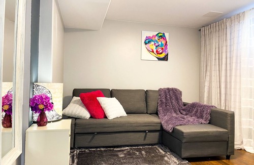 Sarnia House | 6BR Sleeps 12 Stocked Kitchen 10-Min Stroll to Lake Huron