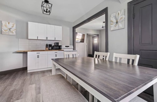 Downtown Niagara Falls House | 6BR Vacation Spot-Minutes to Niagara Falls USA