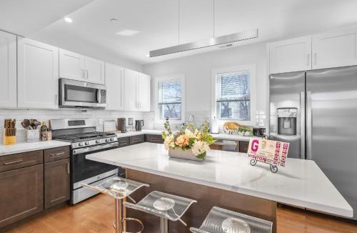 East Somerville Apartment | 6BR4Bth Parking BOS MIT Harvard TD Garden