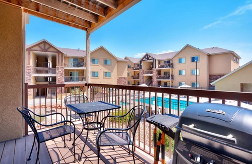 Moab South Valley Condo | 6H Spacious Moab RedCliff Condo, POOL & HOT TUB