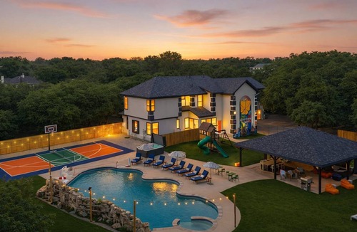 San Antonio House | 6k SqFt Estate - Epic Amenities & Fun - Sleeps 22