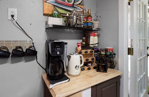 West Arlington House | 6mi from AT&T-HEATED POOL-HOT TUB-INDOOR BAR-TOP KITCHEN AMENITIES-SLEEPS 12+