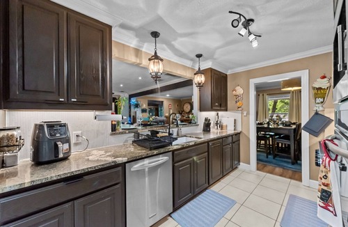 West Arlington House | 6mi from AT&T-HEATED POOL-HOT TUB-INDOOR BAR-TOP KITCHEN AMENITIES-SLEEPS 12+