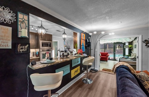 West Arlington House | 6mi from AT&T-HEATED POOL-HOT TUB-INDOOR BAR-TOP KITCHEN AMENITIES-SLEEPS 12+