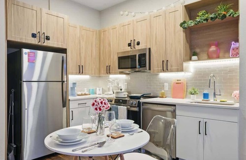 North Burnet Apartment | 6min to Domain | 12min DT | Studio- Pool & Parking