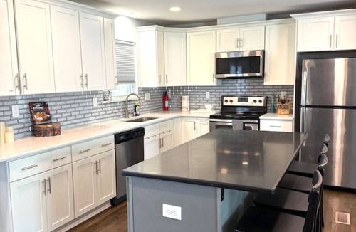 Sunset Road House | 6min to Uptown | Acre + Game Deck| Sleeps 10