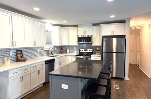Sunset Road House | 6min to Uptown | Acre + Game Deck| Sleeps 10