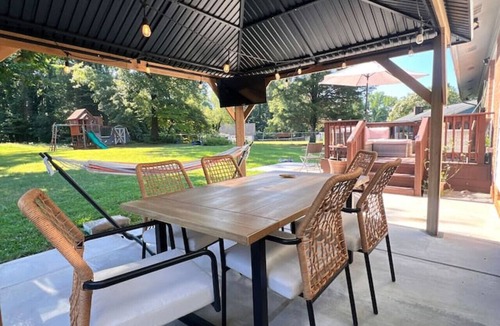 Sunset Road House | 6min to Uptown | Acre + Game Deck| Sleeps 10