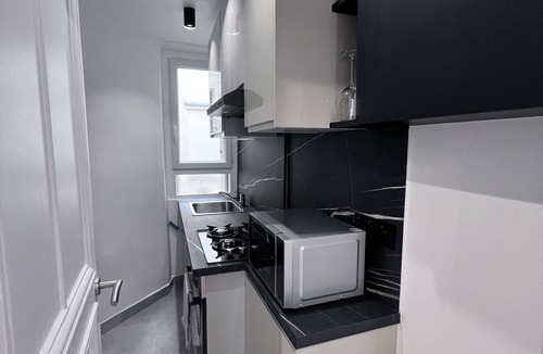 Quartier de la Chapelle Apartment | 6P - 2BR - Paris 18