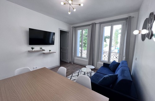 Quartier de la Chapelle Apartment | 6P - 2BR - Paris 18