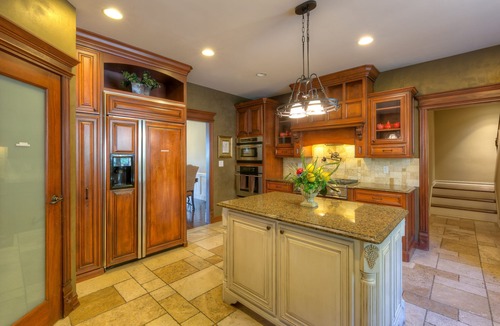 South Tulsa House | 7,000 Sqft At 'The Columns' Estate In South Tulsa