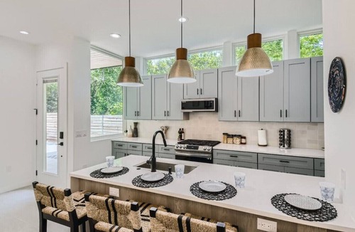 Austin House | 7 BDRM Compound DT Austin I Clubhouse I Pools Available I SXSW Top Spots!