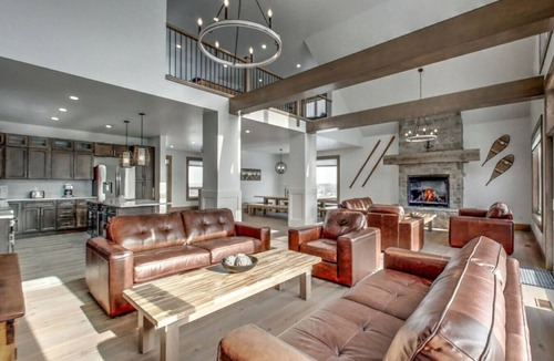 The Blue Mountains Cottage | 7 bdrm Luxury@Tyrolean, 7 baths, 4 levels, BBQ/HT