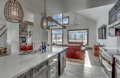 The Blue Mountains Cottage | 7 bdrm Luxury@Tyrolean, 7 baths, 4 levels, BBQ/HT