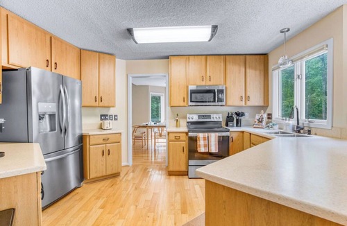 Jamestown House | 7 Bdrm, Pickleball, Bball, HotTub, FirePit, Golf!