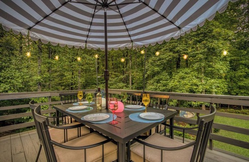 Jamestown House | 7 Bdrm, Pickleball, Bball, HotTub, FirePit, Golf!